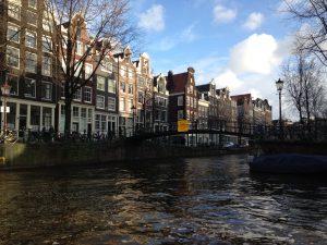 アムステルダムの街並み（建造物）がキレイです。
