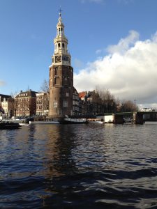 世界遺産アムステルダム運河からのムント塔