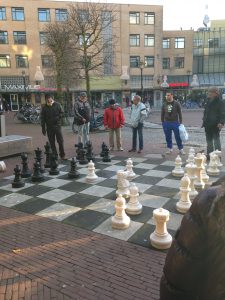 世界遺産アムステルダムの街中でチェス